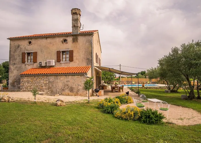 בית נופש Mit Pool- Olivengarten Und Meerblick By Interhome
