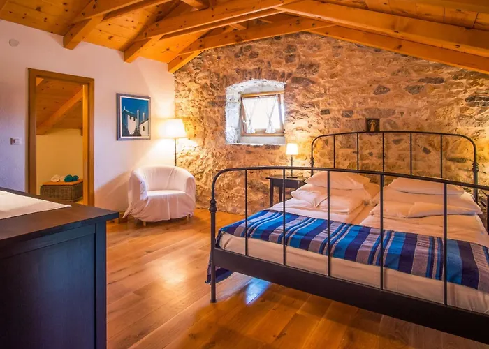 Mit Pool- Olivengarten Und Meerblick By Interhome קרק