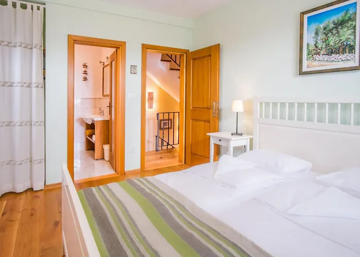 בית נופש Mit Pool- Olivengarten Und Meerblick By Interhome